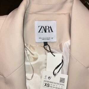 ZARA CROPPED BLAZER
-BRAND NEW/ NEVER WORN